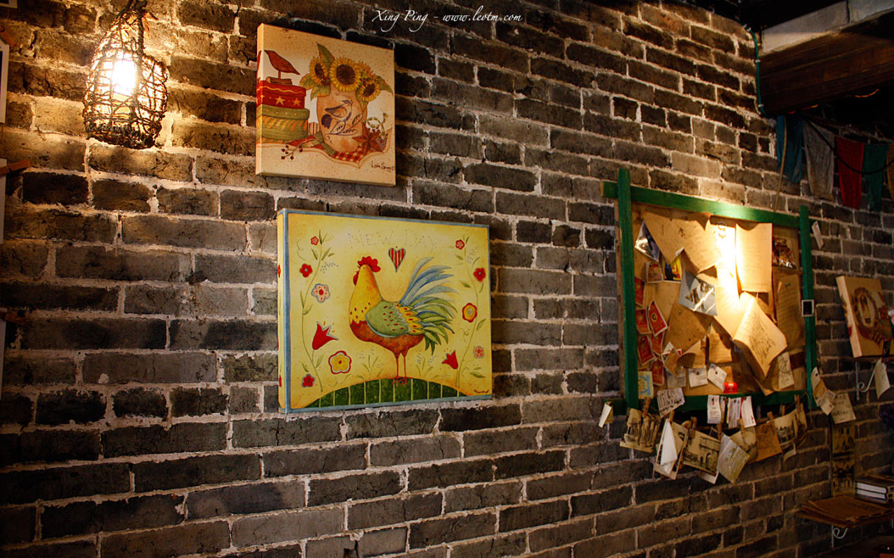 7#Cafe 家的墙，兴坪这边的咖啡吧也比阳朔少很多，店主是个30左右的男子，招呼完我就继续打他的星际争霸，单机版的，呵呵，让我想起了当年和同学们对挑的日子。