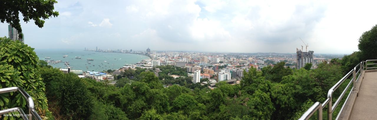 在View Point上鸟瞰整个芭堤雅