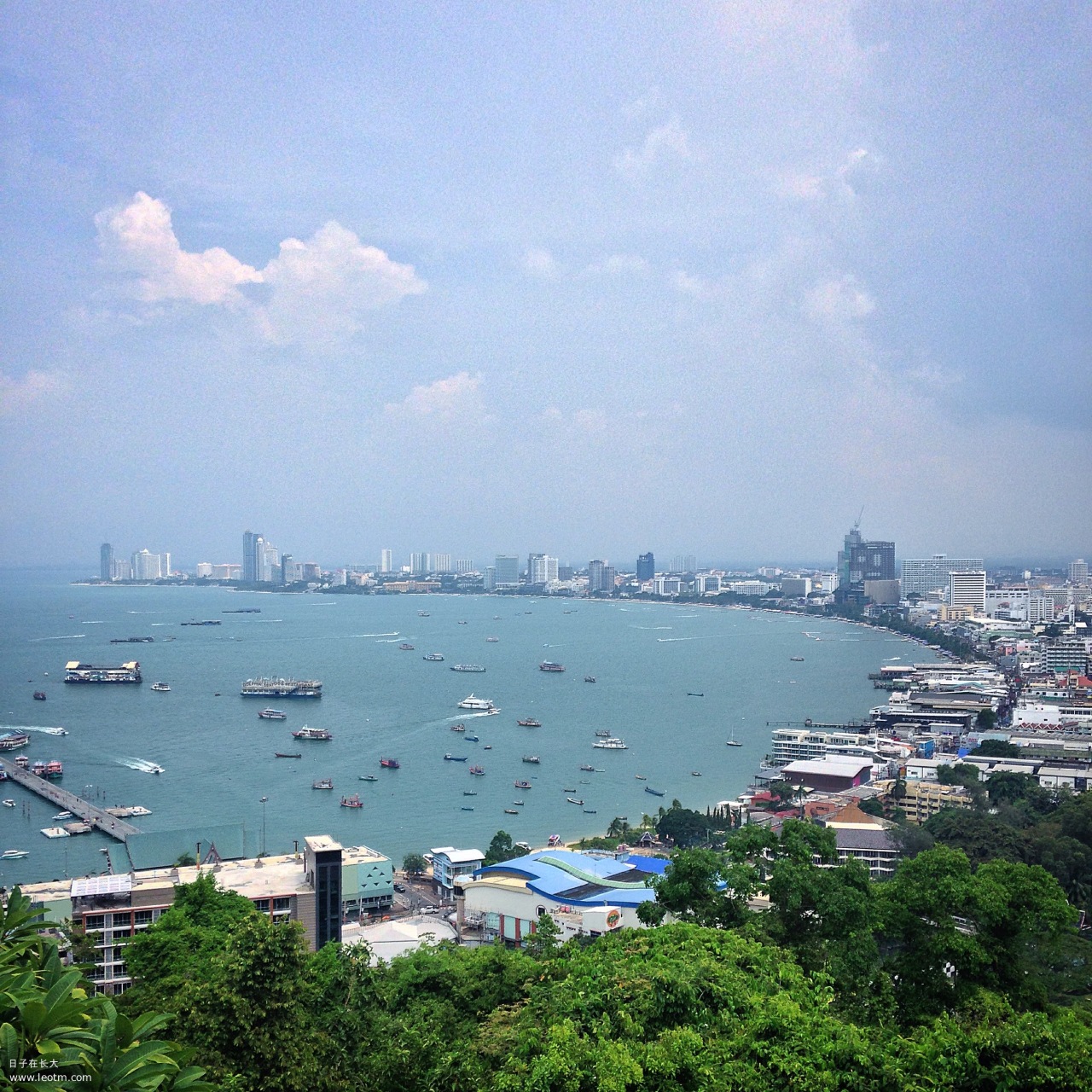 在View Point上鸟瞰整个芭堤雅