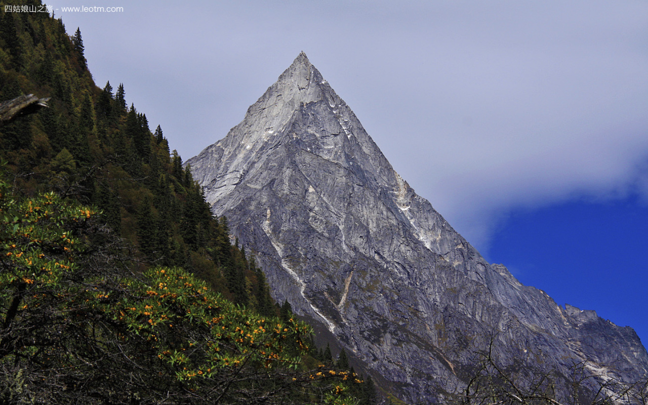 奶奶峰？记不得了，来源是这座山峰象四位姑娘的奶奶一样看护着他们。山顶那个尖啊，跟刀劈出来的一样。