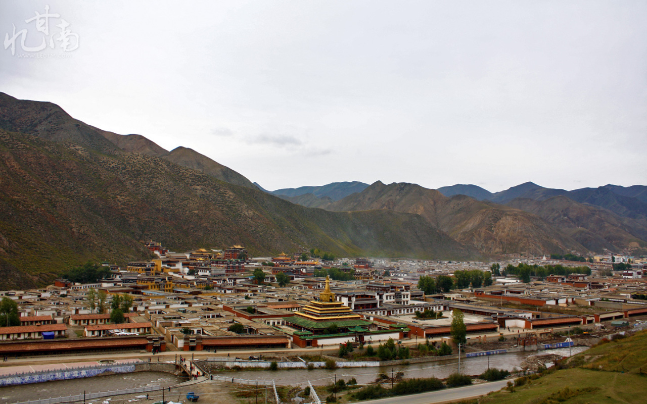 拉卜楞寺全景。