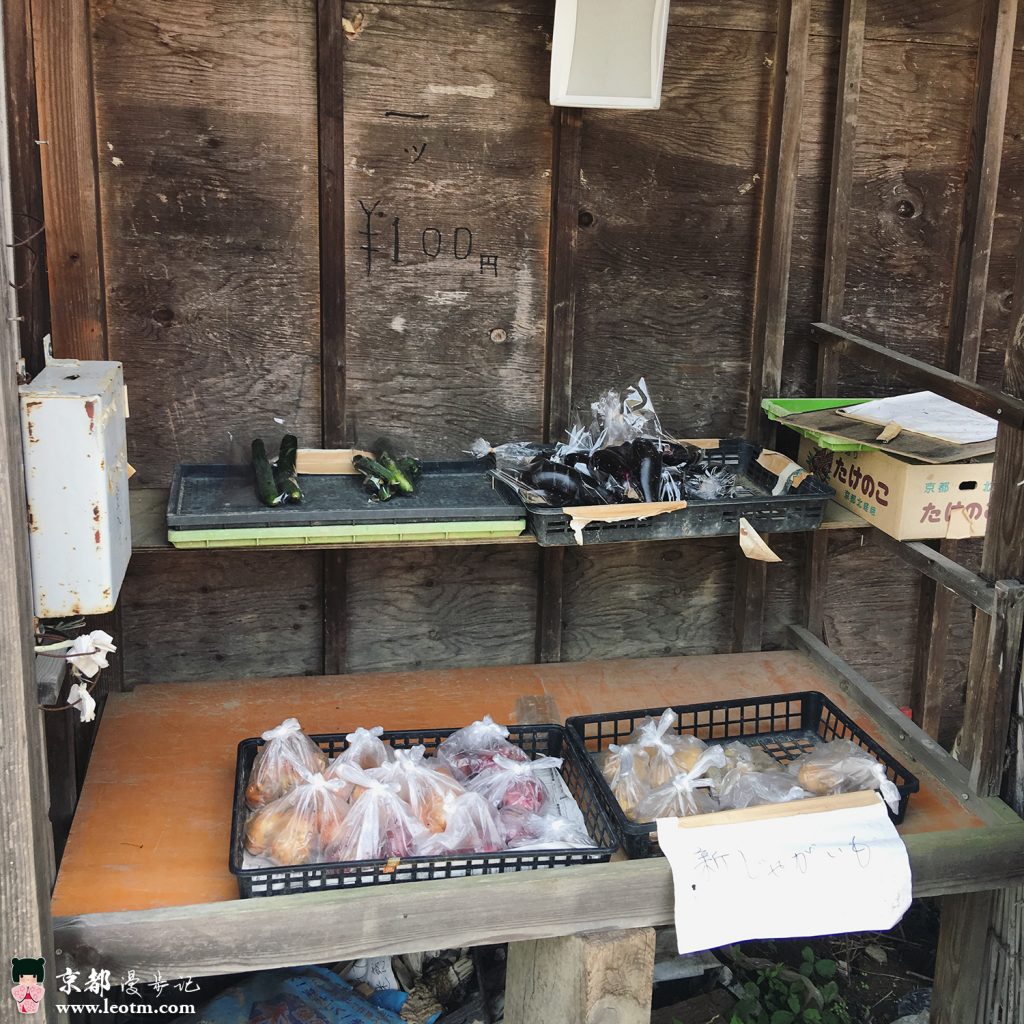 从龙安寺徒步到大觉寺，路边的自助蔬菜摊