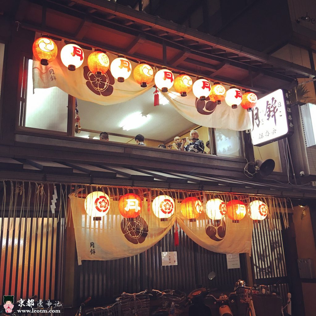 传统乐曲演奏，似乎是为了即将到来的庆典