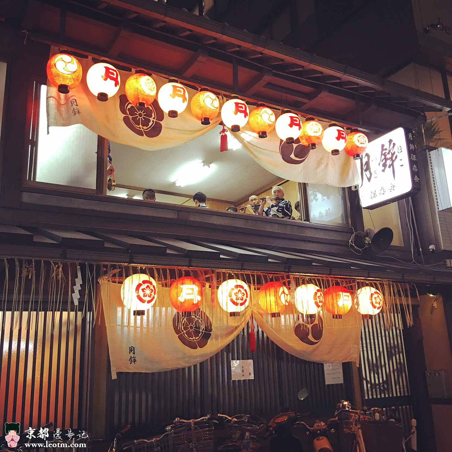 传统乐曲演奏，似乎是为了即将到来的庆典
